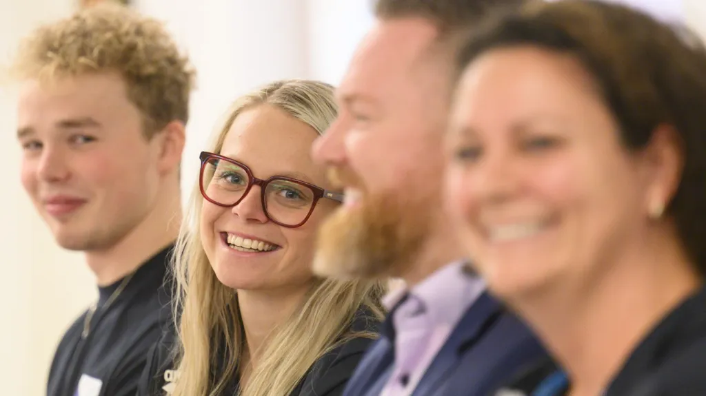 Kristýna Horská se usmívá na tiskové konferenci před šampionátem v krátkém bazénu