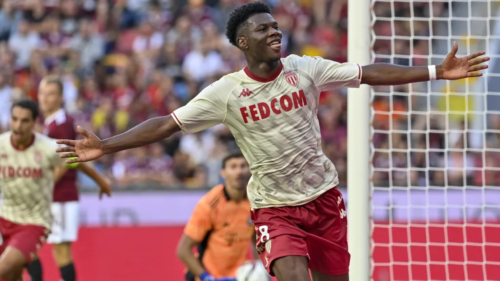 Aurélien Tchouameni z Monaka se raduje z gólu v síti Sparty Praha