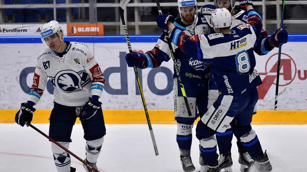 Brněnští hokejisté slaví gól do sítě Plzně