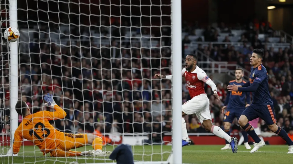 Lacazette dává gól Valencii