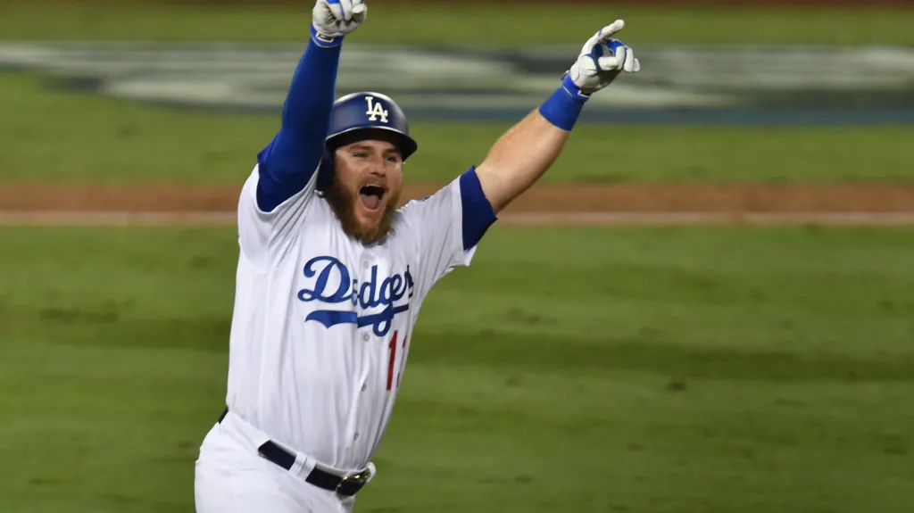 Max Muncy z LA Dodgers se raduje z vítězného homerunu