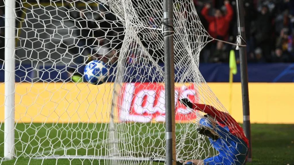 Jan Kovařík z Plzně skončil po vstřeleném gólu proti AS Řím v síti