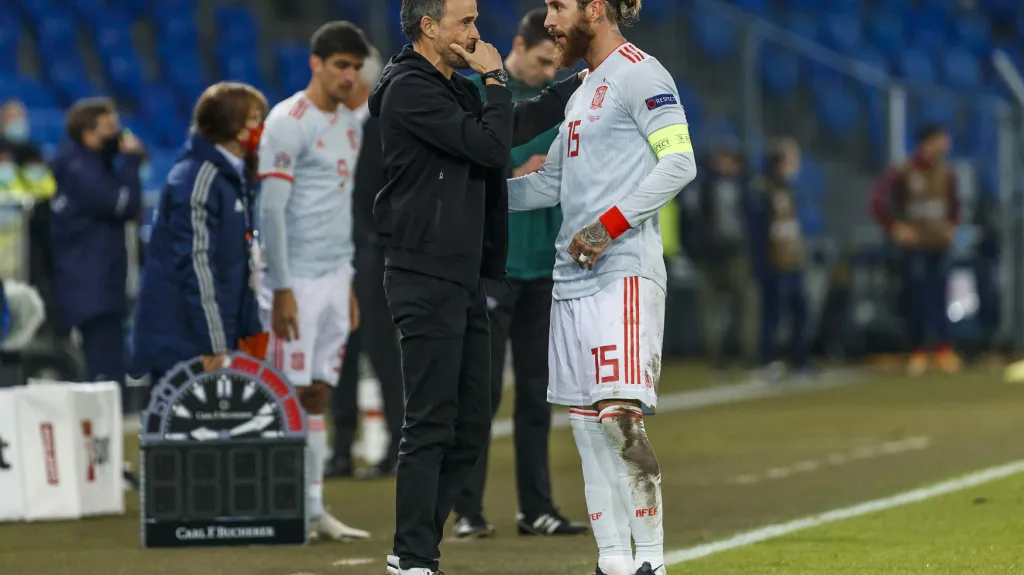 Luis Enrique rozmlouvá v utkání se Švýcarskem se Sergiem Ramosem