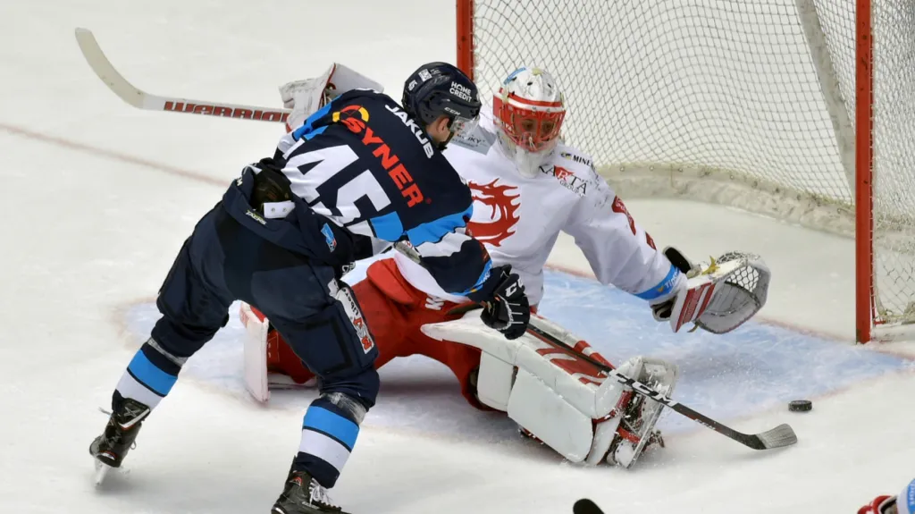 Liberecký Jan Ordoš překonává Šimona Hrubce