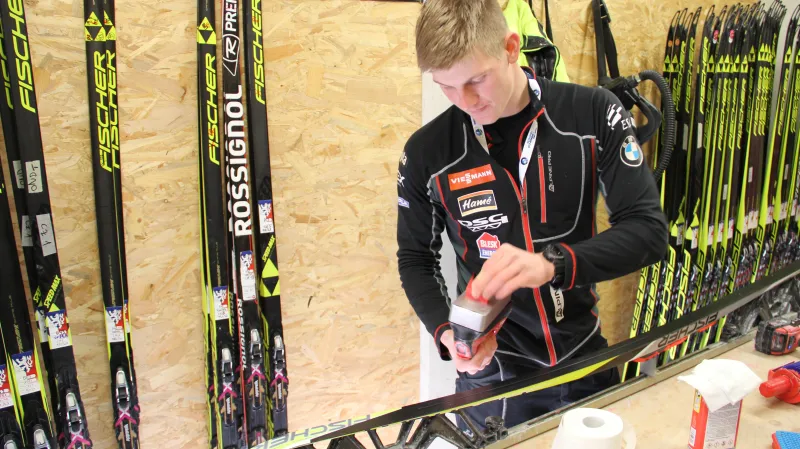 V pěti lidech připravují přes 300 párů lyží