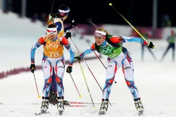 Gabriela Koukalová (tehdy Soukalová) předává štafetu Jitce Landové