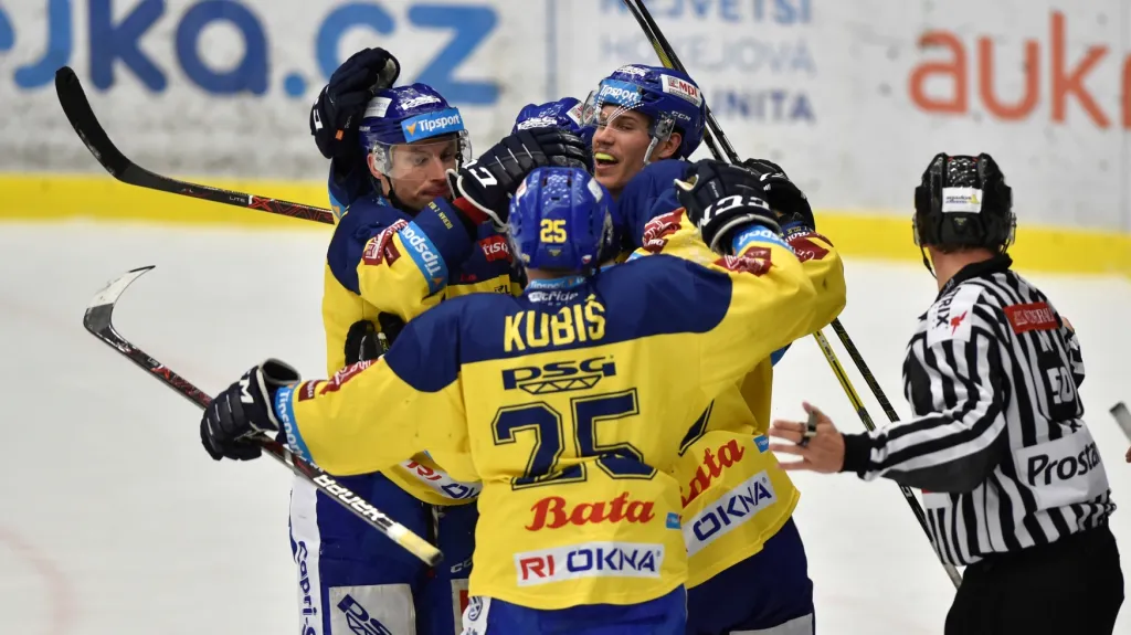 Hokejisté Zlína slaví branku v předkole play-off
