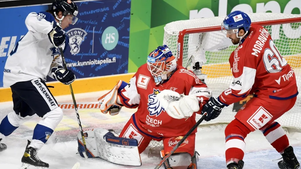 Brankář Dominik Hrachovina kryje šanci Finů