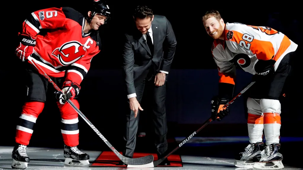 Patrik Eliáš slavnostně vhodil buly před zápasem New Jersey - Philadelphia