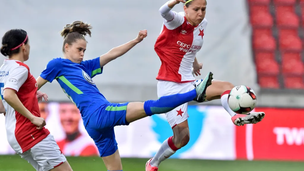 Diana Bartovičová ze Slavie (vpravo) v souboji s Ewou Pajorovou z Wolfsburgu