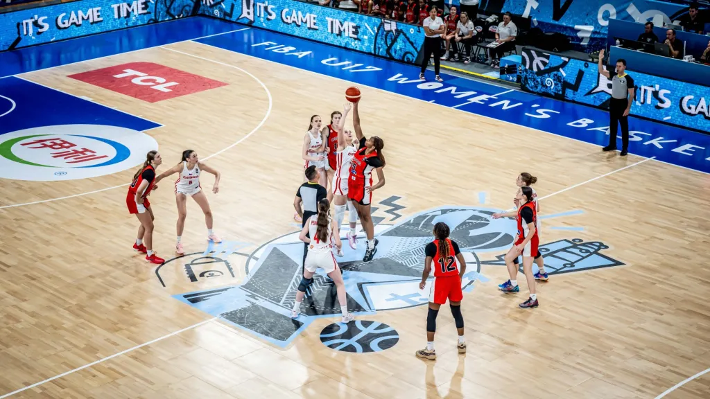 České basketbalistky do 17 let v utkání s Kanadou