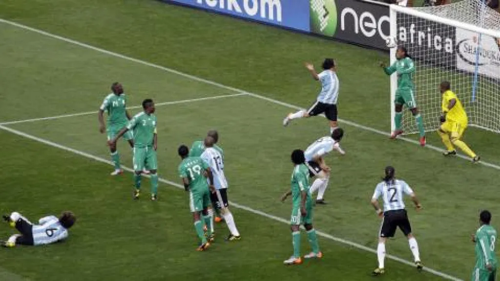 Gabriel Heinze střílí gól Nigérii