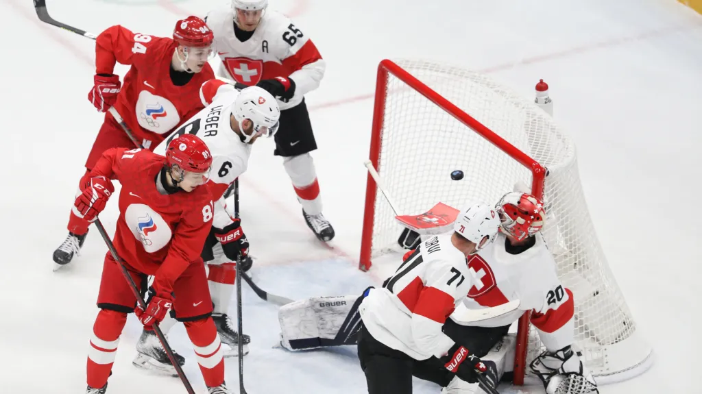 Švýcarský brankář Reto Berra inkasuje v utkání proti Rusům