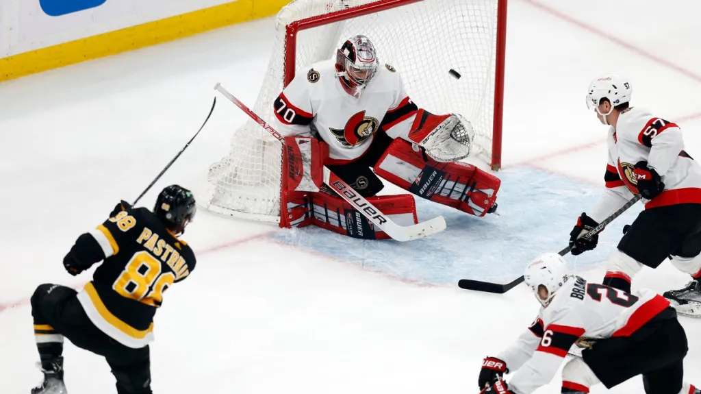 David Pastrňák dává gól Ottawě