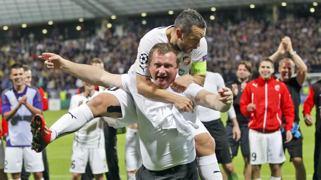 Pavel Vrba s Pavlem Horváthem na zádech po postupu do LM