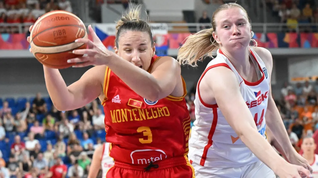 Julia Reisingerová v souboji s Bojanou Kovačevičovou