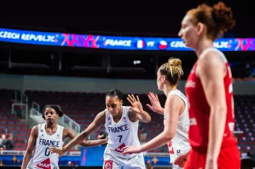 Basketbalistky Francie si plácají v utkání s Českem