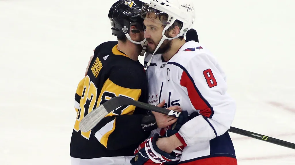 Alexandr Ovečkin z Washingtonu (vpravo) a Sidney Crosby z Pittsburghu