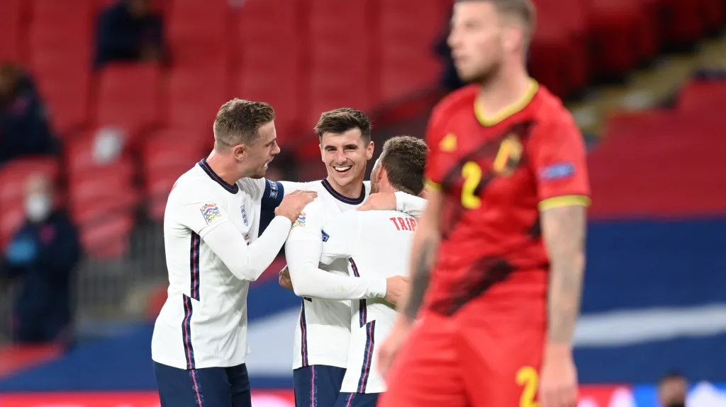 Fotbalisté Anglie se radují z gólu v utkání proti Belgii