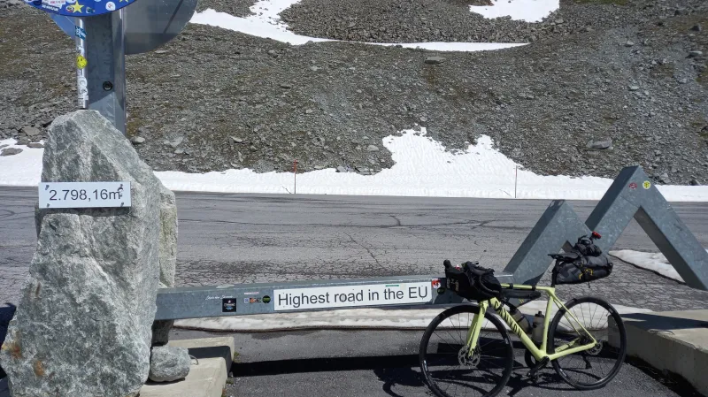 "2798,16 m. Highest Road in the EU."