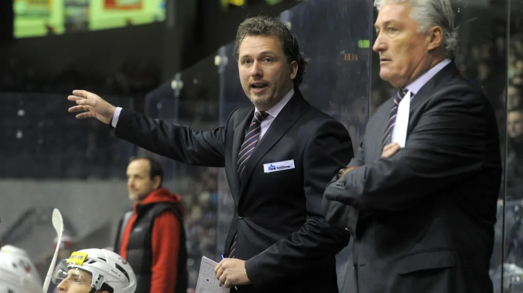 Miloš Říha mladší (vlevo) a Miloš Říha starší na lavičce Pardubic