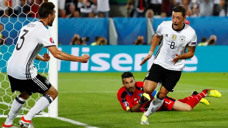 Slavící Mesut Özil