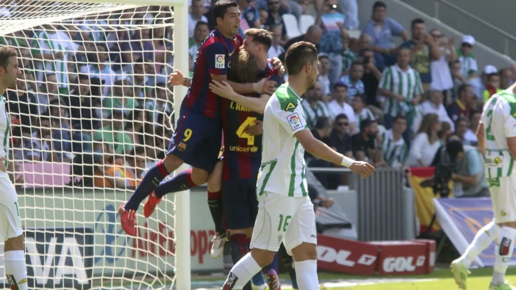 Fotbalisté Barcelony slaví gól v síti Córdoby