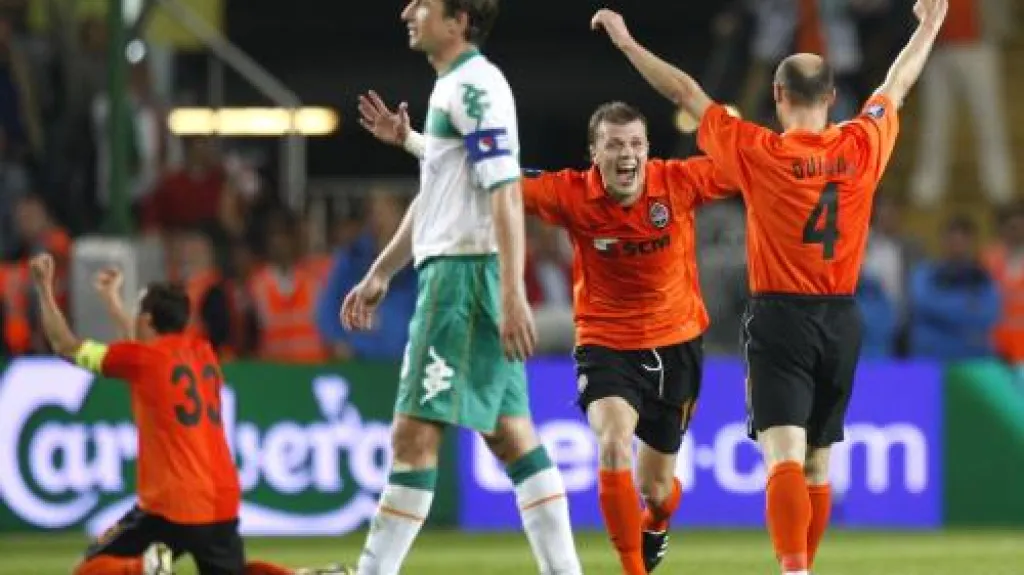 Radost hráčů Šachtaru po závěrečném hvizdu