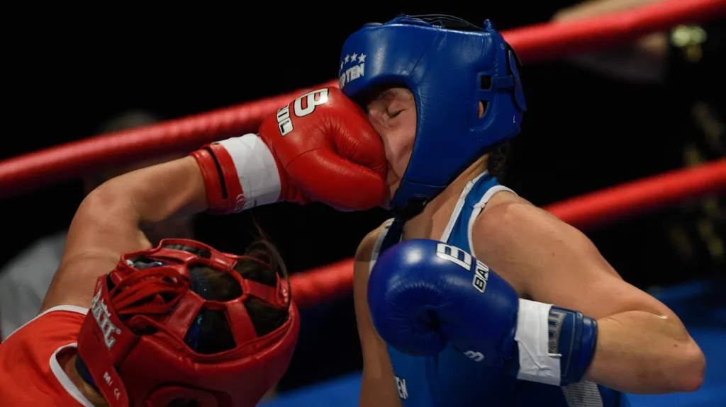Lenka Bernardová (vlevo) při boxerském utkání