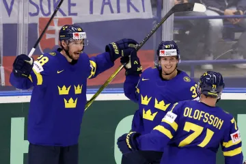 Isac Lundeström (uprostřed) oslavuje se spoluhráči gól v zápase proti Slovensku