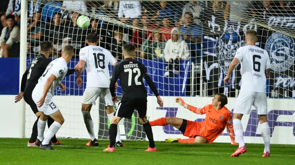 Libor Kozák (č. 18) ze Slovácka střílí gól v Konferenční lize