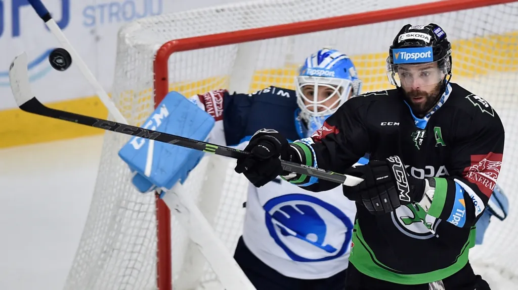 Jakub Klepiš z Mladé Boleslavi v souboji s brankářem Miroslavem Svobodou z Plzně