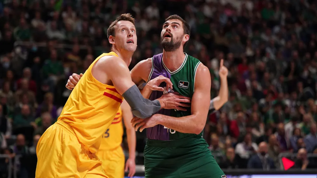 Jan Veselý z Barcelony v akci během utkání s Málagou