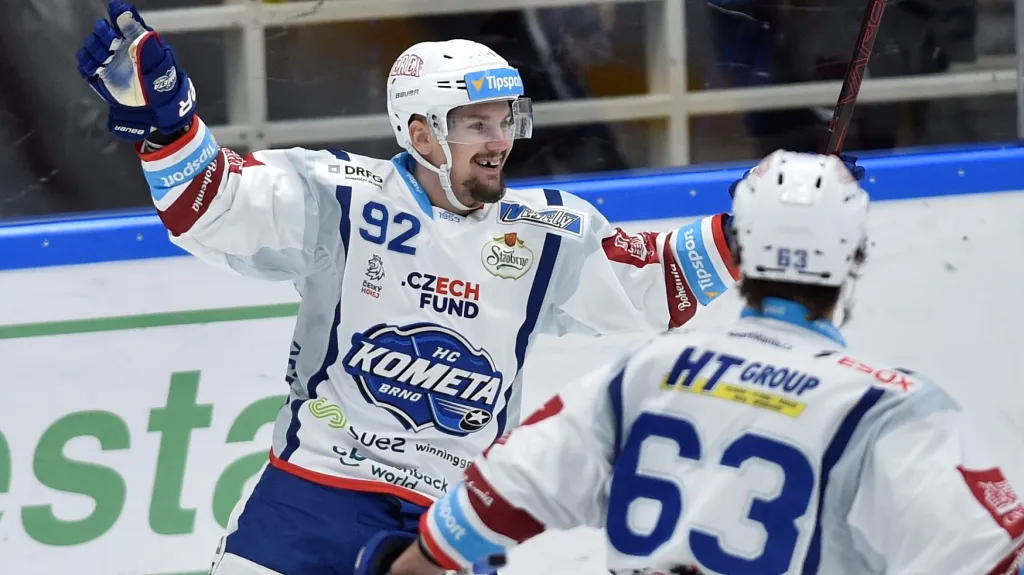Brněnští hokejisté Petr Holík a Ondřej Němec se radují z gólu