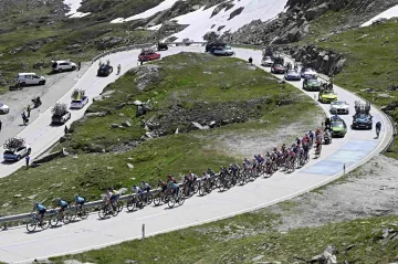 Peloton stoupá na Nufenenpass