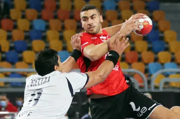 Egyptský házenkář Mohsen Ramadan proti obraně Chile