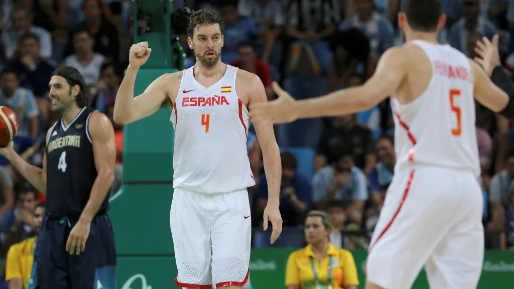 Španěl Pau Gasol (uprostřed) v utkání proti Argentině