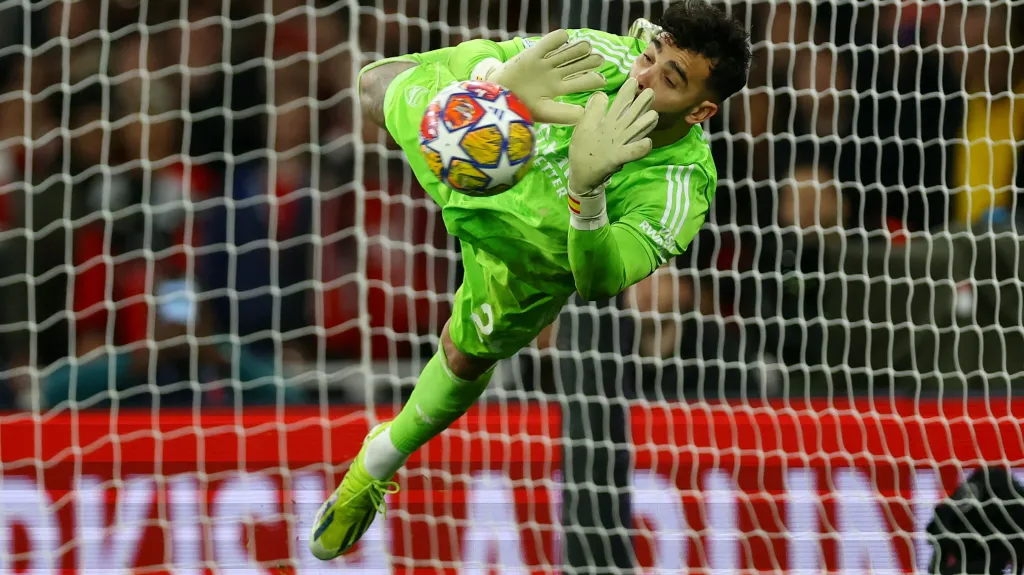 Brankář Arsenalu David Raya likviduje Galenovu penaltu v rozstřelu