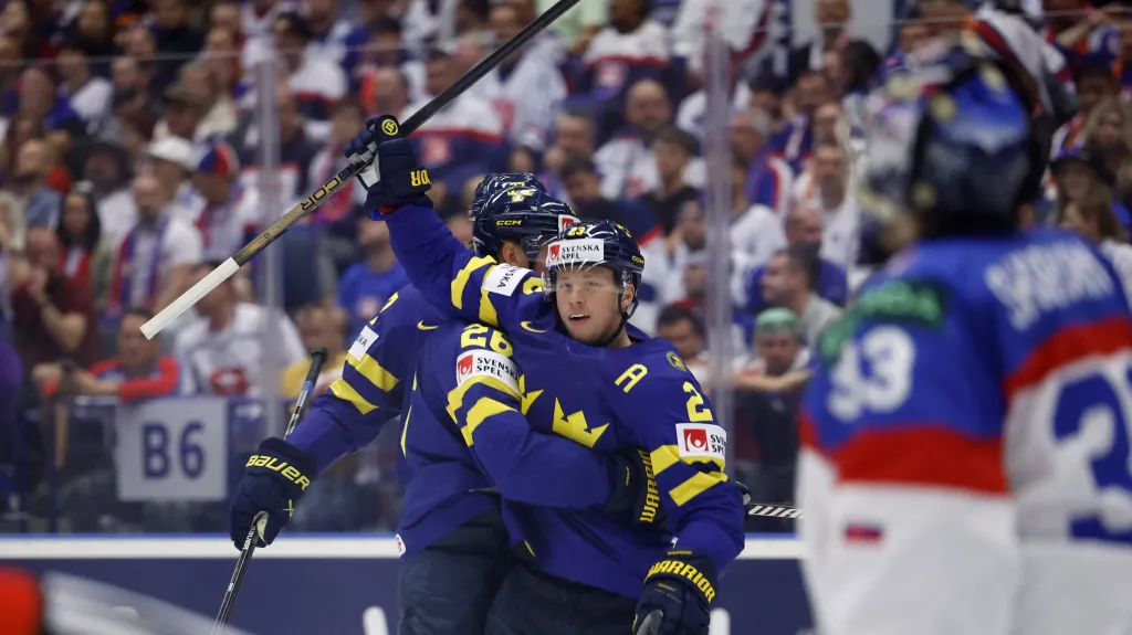 Lucas Raymond oslavuje první gól Švédů proti Slovensku