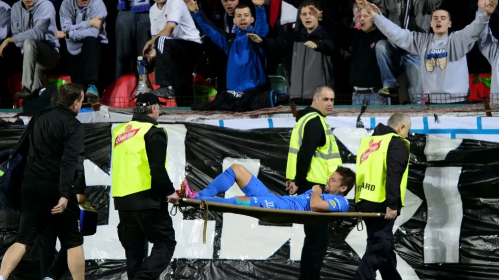 Zraněný útočník Baníku Milan Baroš je odnášen z hřiště