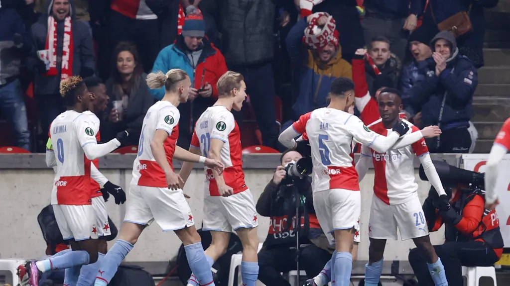 Slavící Yira Sor (vpravo) se spoluhráči ze Slavie