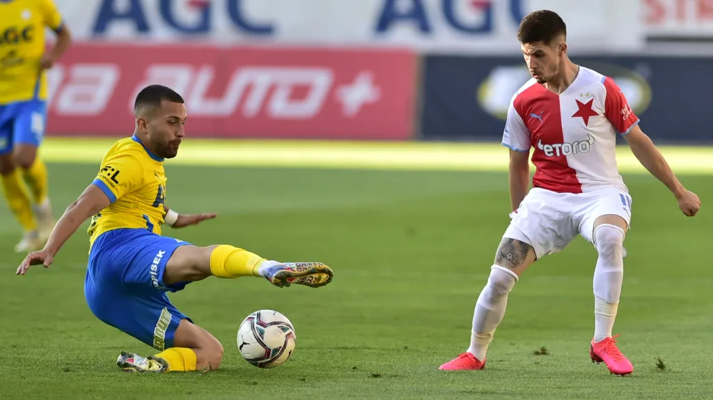 Denis Laňka z Teplice (vlevo) a Srdjan Plavšič ze Slavie