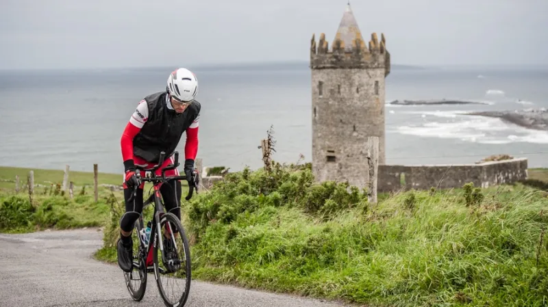 Cyklistický ultramaratonec Svatopluk Božák během závodu Kolem Irska