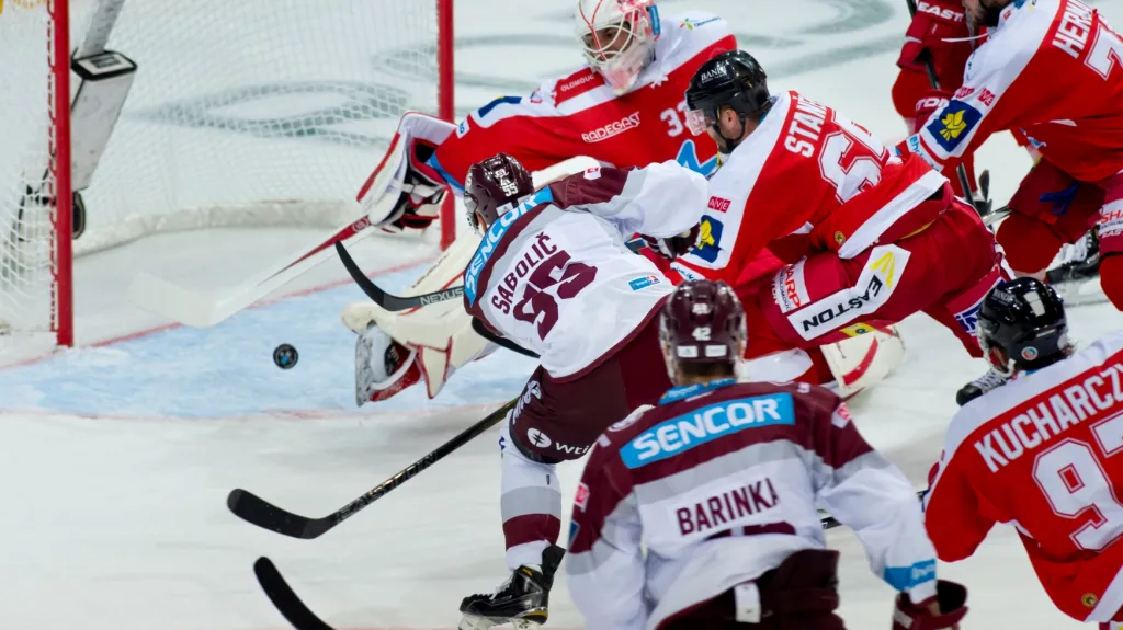 Sparťan Robert Sabolič střílí gól do sítě Olomouce