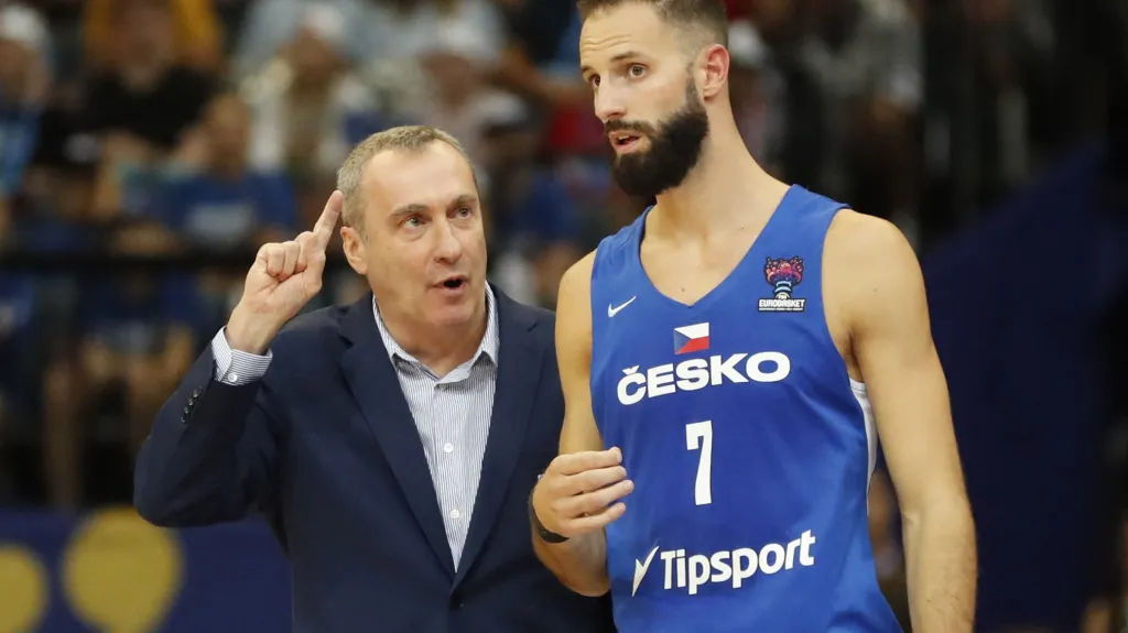Trenér české basketbalové reprezentace Ronen Ginzburg a kapitán Vojtěch Hruban