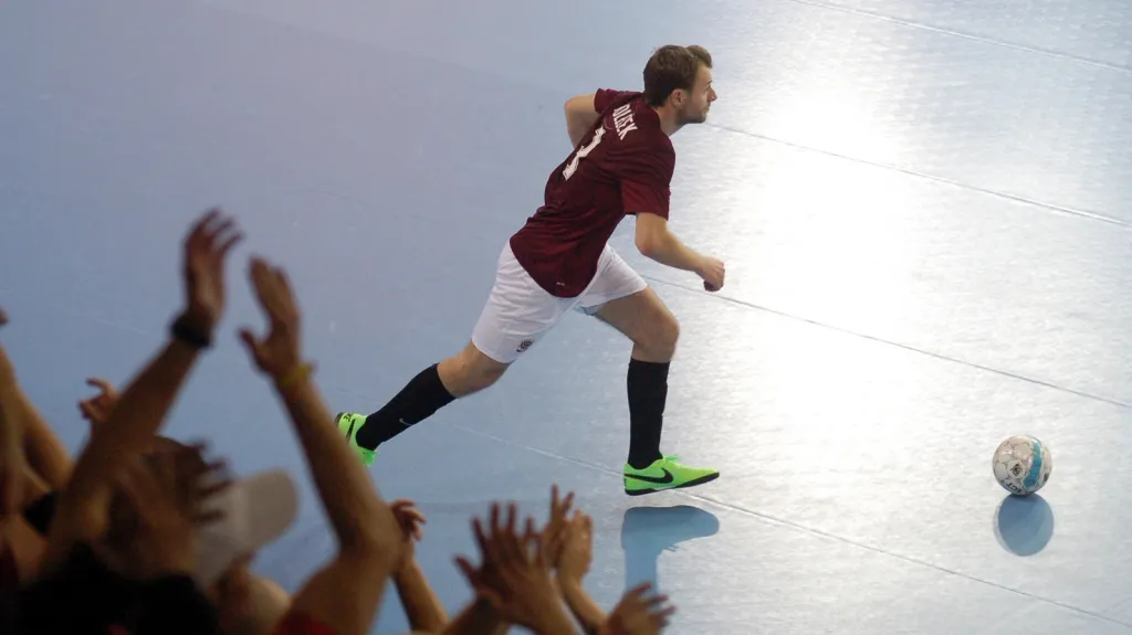 Zaplněná hala při futsalovém utkání