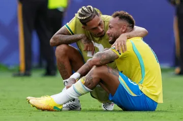 Raphinha utěšuje plačícího Neymara