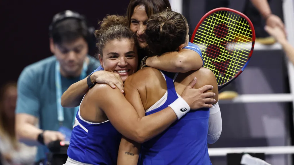 Jasmine Paoliniová a Sara Erraniová se radují z vítězství nad Ukrajinou