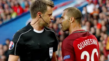 Portugalec Ricardo Quaresma si vyříkává situaci s rozhodčím Nicolou Rizzolim