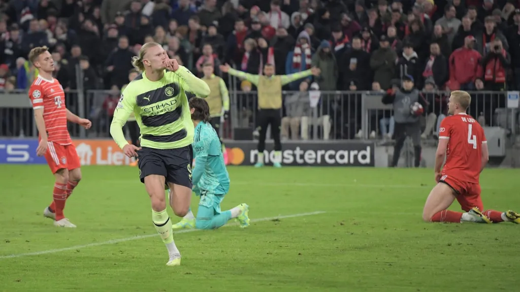 Erling Haaland slaví gól do sítě Bayernu